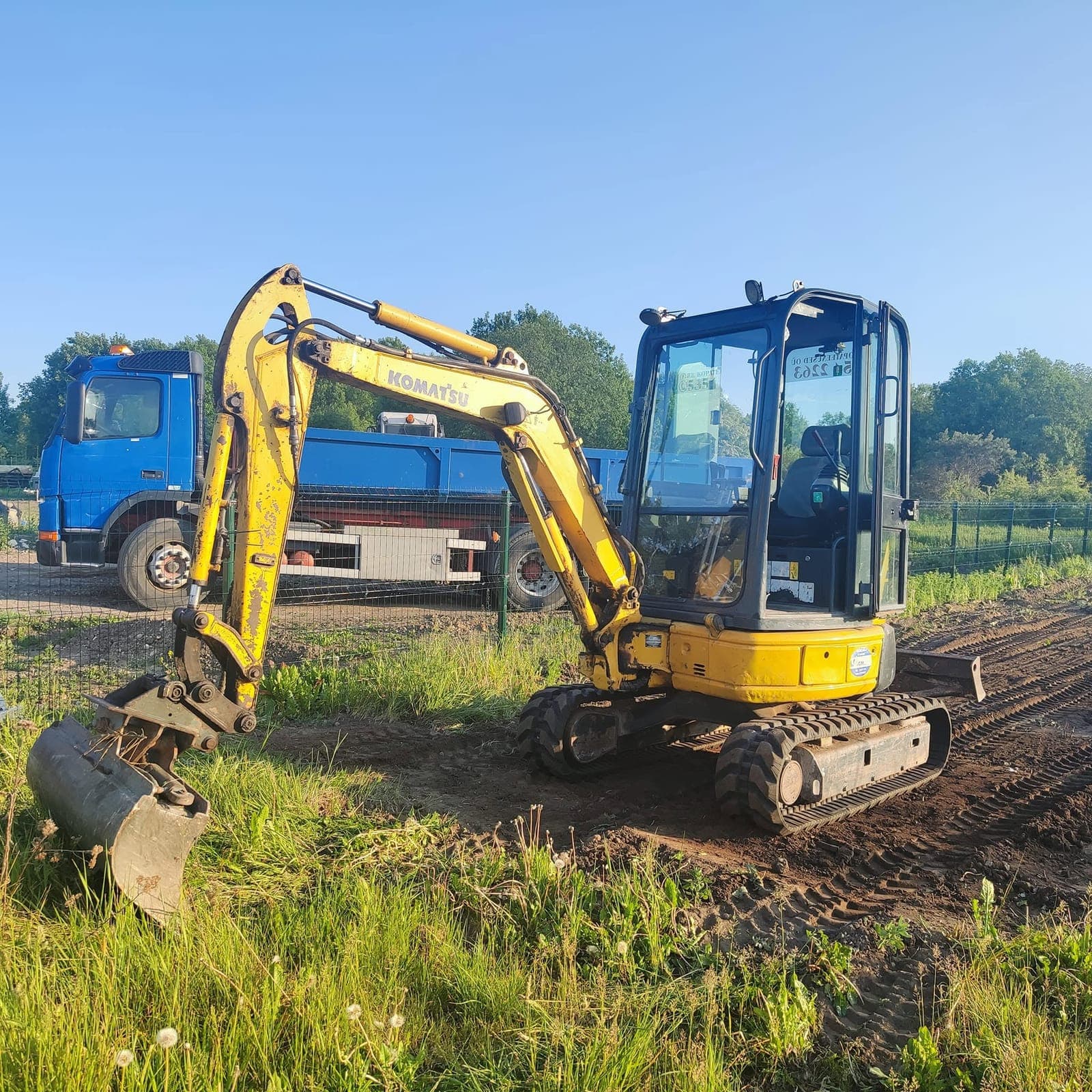Komatsu ekskavaator ja veok objektil