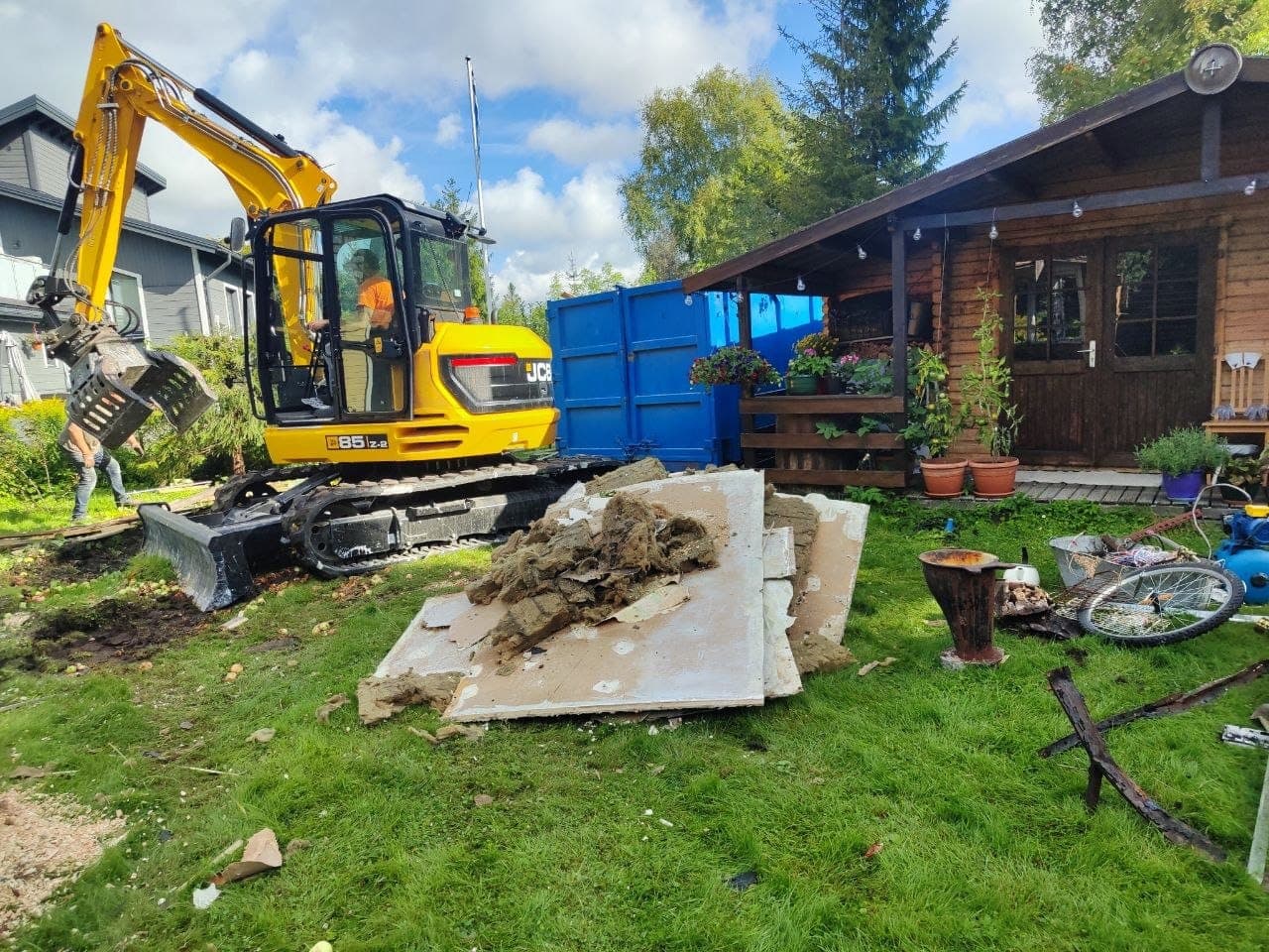 JCB ekskavaator prahi koristusel
